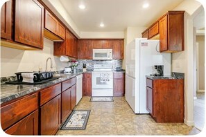 Fridge, microwave, oven, stovetop - LJA Villa. 4BR Family-Friendly Townhome with Yard, AC & Coffee (Cheyenne)