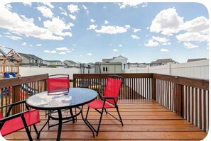 Outdoor dining - LJA Villa. 4BR Family-Friendly Townhome with Yard, AC & Coffee (Cheyenne)
