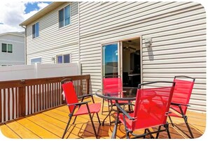 Outdoor dining - LJA Villa. 4BR Family-Friendly Townhome with Yard, AC & Coffee (Cheyenne)