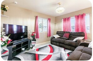 Smart TV - LJA Villa. 4BR Family-Friendly Townhome with Yard, AC & Coffee (Cheyenne)