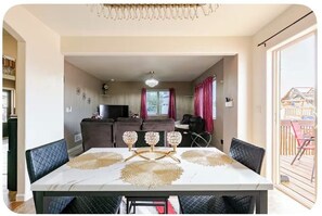 Dining - LJA Villa. 4BR Family-Friendly Townhome with Yard, AC & Coffee (Cheyenne)