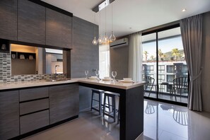 Deluxe-Apartment, Balkon, Poolblick | Innenbereich
