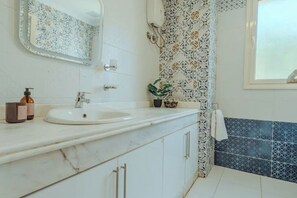 Shower - Luxury 5BR Villa with Private Pool & Jacuzzi Overlooking New Cairo Golf Course (New Cairo 1)