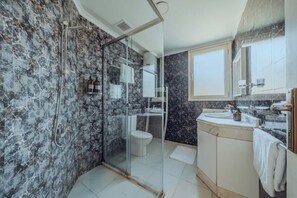 Shower - Luxury 5BR Villa with Private Pool & Jacuzzi Overlooking New Cairo Golf Course (New Cairo 1)