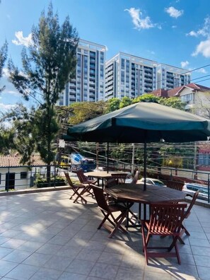 Outdoor dining - Riara Prestige Apartments (Nairobi)