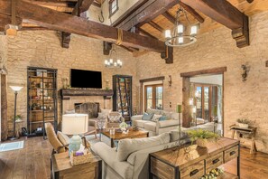 Smart TV, chimenea, futbolito y tenis de mesa 