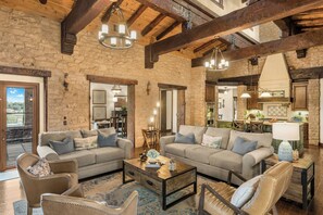 Smart TV, caminetto, tavolo da calcetto, tavolo da ping pong