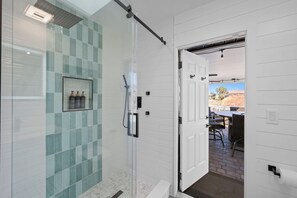 Dusche, Haartrockner, Handtücher