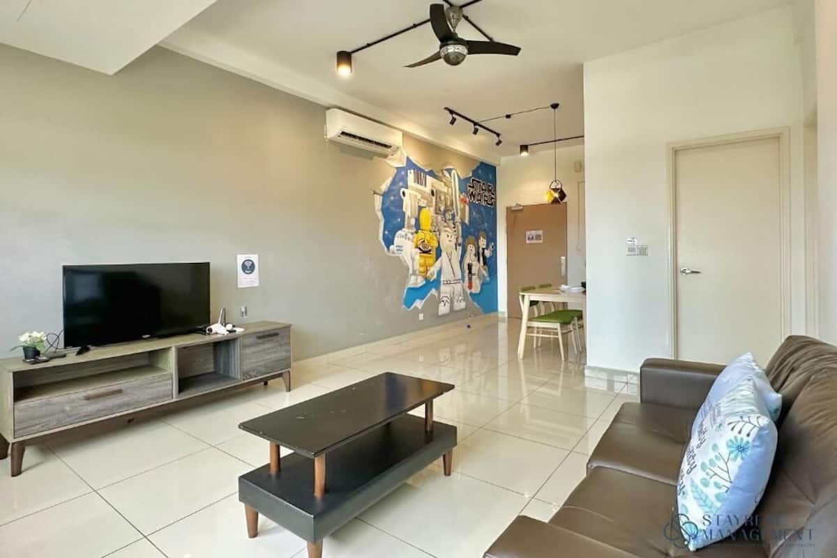 Standard Apartment, 2 Queen Beds, City View | Living area