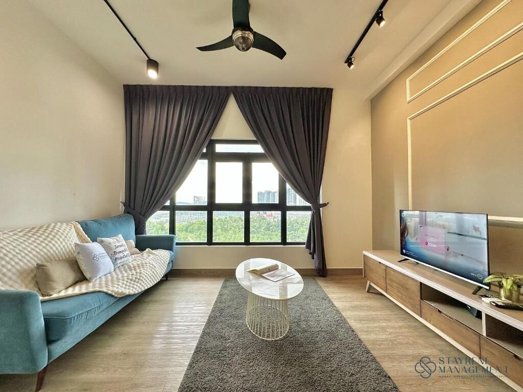 Apartment, 1 Queen Bed, City View | Living area