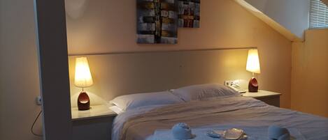 Standard trippelrum - utsikt mot staden | Skrivbord, arbetsyta för laptop och gratis wi-fi