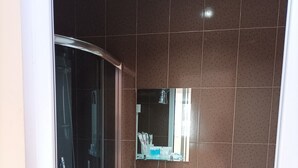 Standard-herbergi fyrir þrjá - borgarsýn | Baðherbergi | Sturta, hárblásari, handklæði, sápa