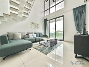 Appartement Duplex Luxe, 2 chambres, balcon, vue ville | Coin séjour