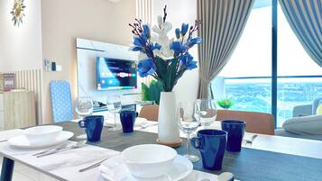 Apartemen Deluks, 2 kamar tidur, balkon, pemandangan danau | Tempat makan