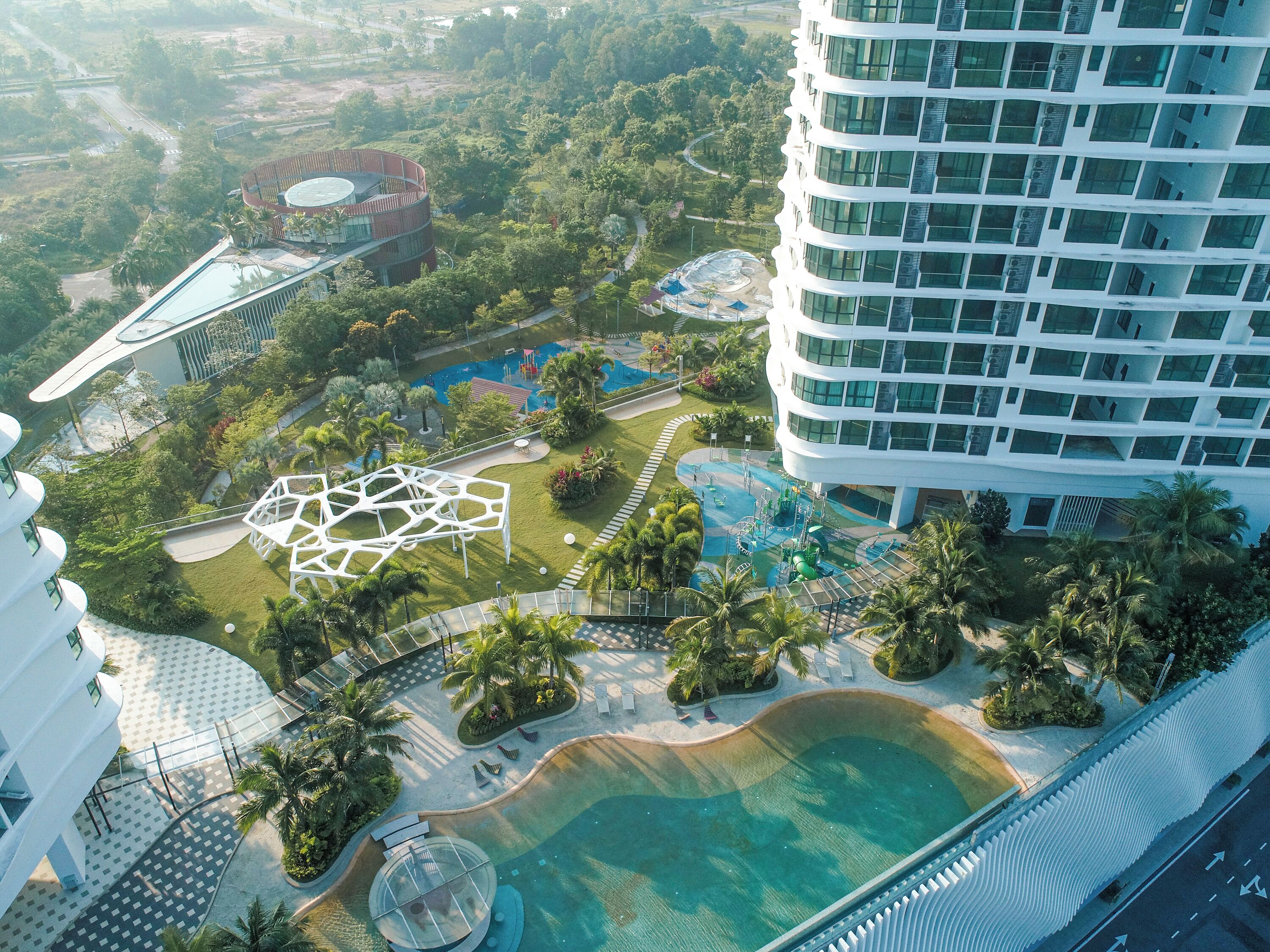 Una piscina al aire libre