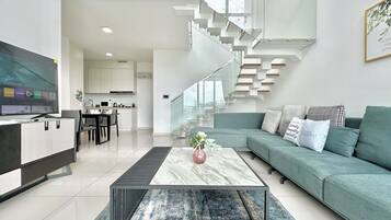 Duplex superluxo, 2 quartos, sacada, vista para a cidade | Sala de estar | TV de tela plana