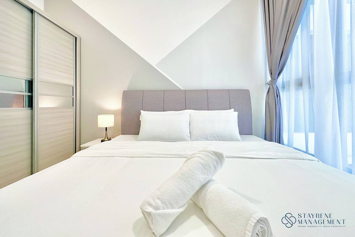 Deluxe Apartment, 2 Bedrooms, Balcony, Lake View | Blackout drapes, iron/ironing board, free WiFi