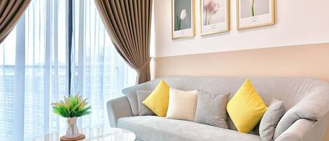 Deluxe Apartment, 2 Bedrooms, Balcony, Lake View | Living area