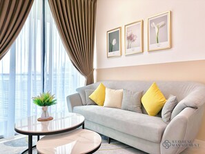 Deluxe Apartment, 2 Bedrooms, Balcony, Lake View | Ruang tamu | TV skrin rata 