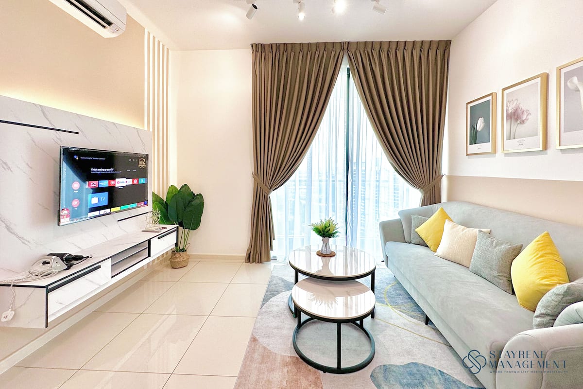 Deluxe appartement, 2 slaapkamers, balkon, uitzicht op meer | Woonruimte | Flatscreentelevisie