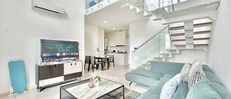 Appartement Duplex Luxe, 2 chambres, balcon, vue ville | Coin séjour