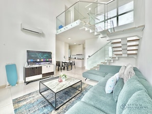 Luxury Duplex, 2 Bedrooms, Balcony, City View | Ruang tamu | TV skrin rata 