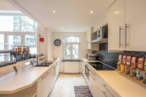 Fridge, microwave, oven, stovetop - Euro Edens Cosy Historic Home in Brussels Jacuzzi, Garden, Central Location (Ixelles)