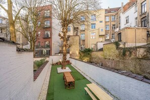 Outdoor dining - Euro Edens Cosy Historic Home in Brussels Jacuzzi, Garden, Central Location (Ixelles)