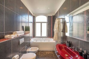 Jetted tub, hair dryer - Euro Edens Cosy Historic Home in Brussels Jacuzzi, Garden, Central Location (Ixelles)