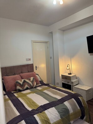 Iron/ironing board, Internet - Modern 1-Bedroom Flat in Trendy Leytonstone (London)