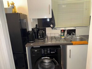 Een koelkast, een magnetron, een oven, een kookplaat