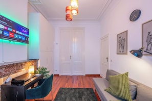 TV, books - Euro Edens Brussels - Cozy Family Suite (Ixelles)