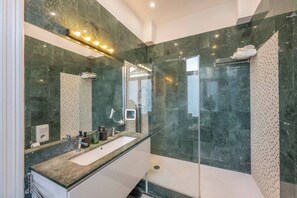 Douche, sèche-cheveux