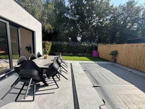 Outdoor dining - Luxury home in Hoge Kempen National Park (Genk)