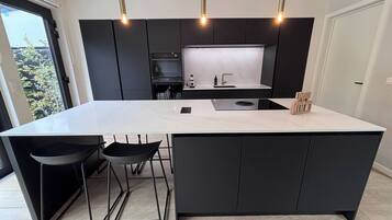 Refrigerador, microondas, horno, lavavajillas