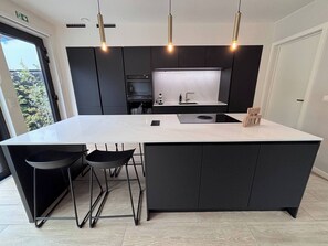 Réfrigérateur, micro-ondes, four, lave-vaisselle