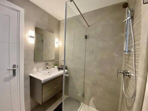 Shower, hair dryer - Cozy stay with balcony view in La Marsa (Marsa)