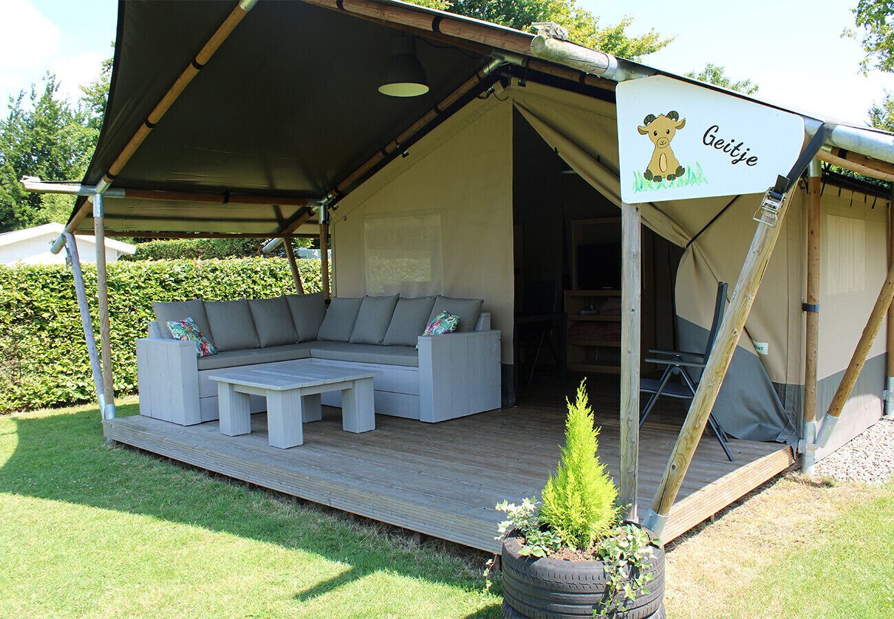 Vakantieverhuur Van Dijk - Safaritent Geitje - front