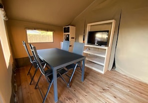 Dining - Minicamping De Lindenhoeve - Safaritent Varkentje (Nistelrode)