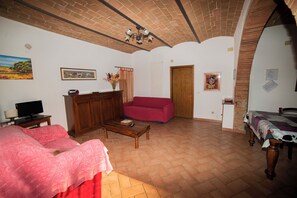 Living area - Farmhouse Greppo all'Olivo :to spend your vacation with your family! (Donoratico)