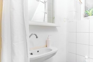 Basic Apartment | Bathroom - Ideal Group Stay 2 Apartments With WiFi (Vienna)