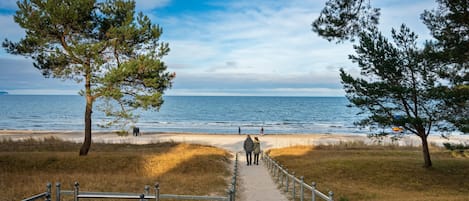 Vlak bij het strand, ligstoelen aan het strand