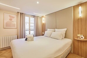 1 habitación, escritorio, tabla de planchar con plancha y internet 