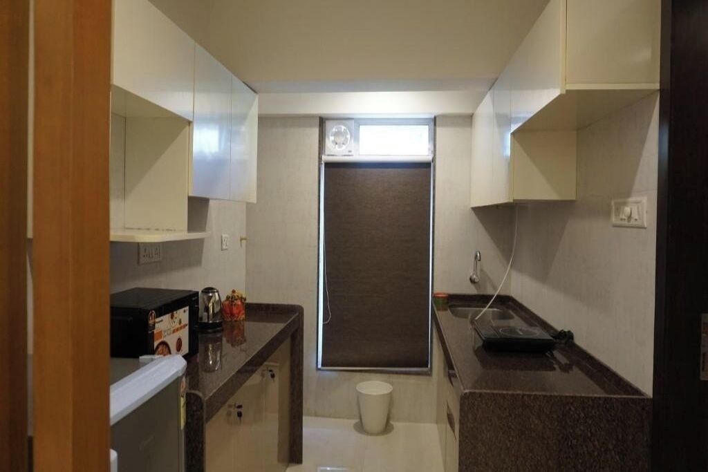 Refrigerador, parrilla de estufa, utensilios de cocina y comedor 