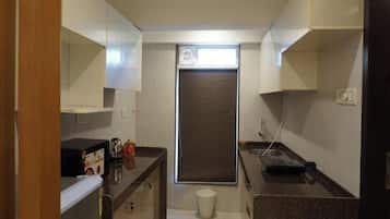 Refrigerador, parrilla de estufa, utensilios de cocina y comedor