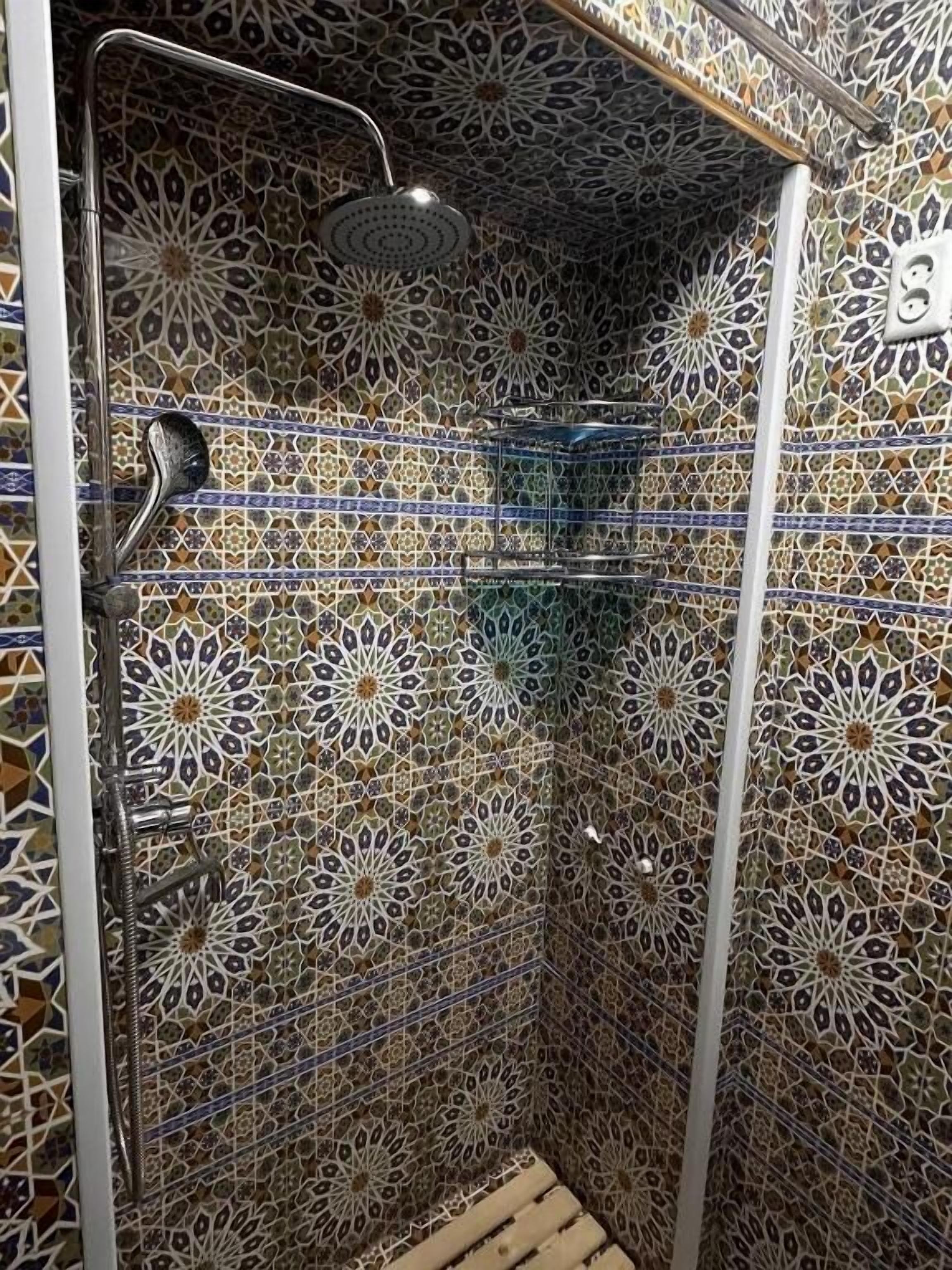 Dusj, toalettartikler (inkludert), hårføner og tøfler