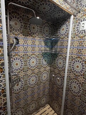 Dusj, toalettartikler (inkludert), hårføner og tøfler