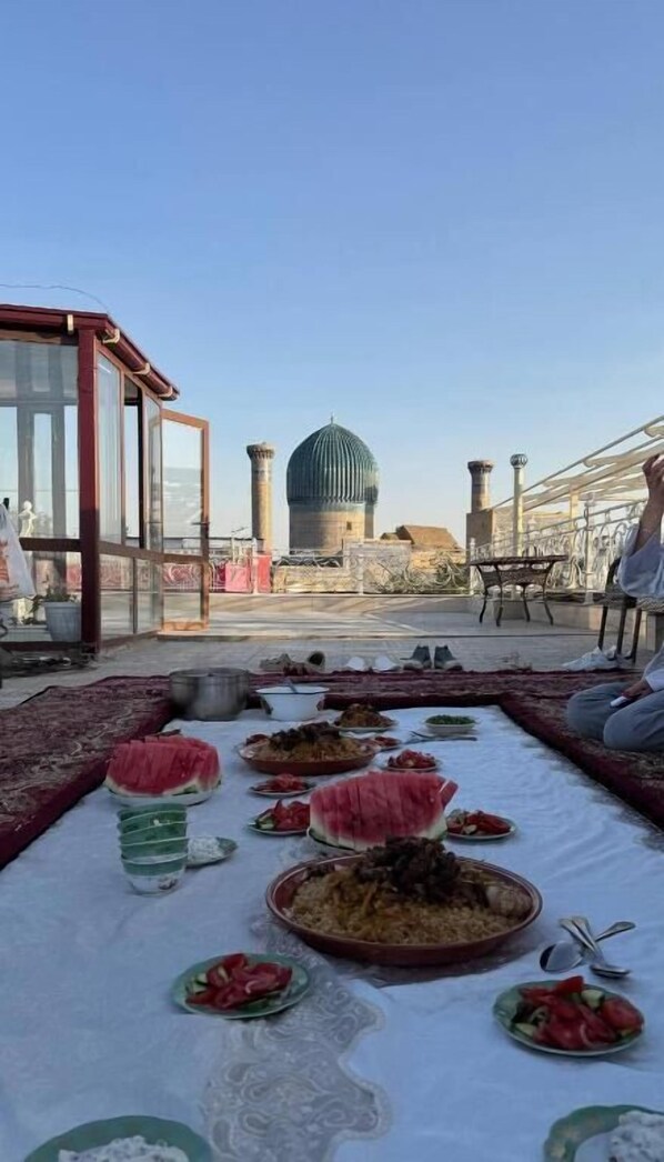 Outdoor dining - Daniyar Guest House  (Samarkand)