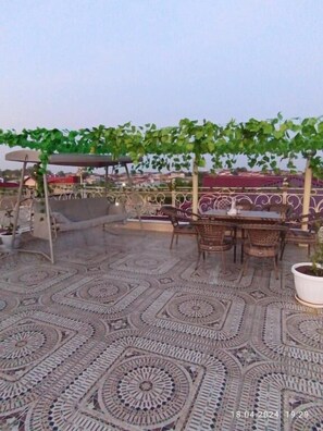 Outdoor dining - Daniyar Guest House  (Samarkand)