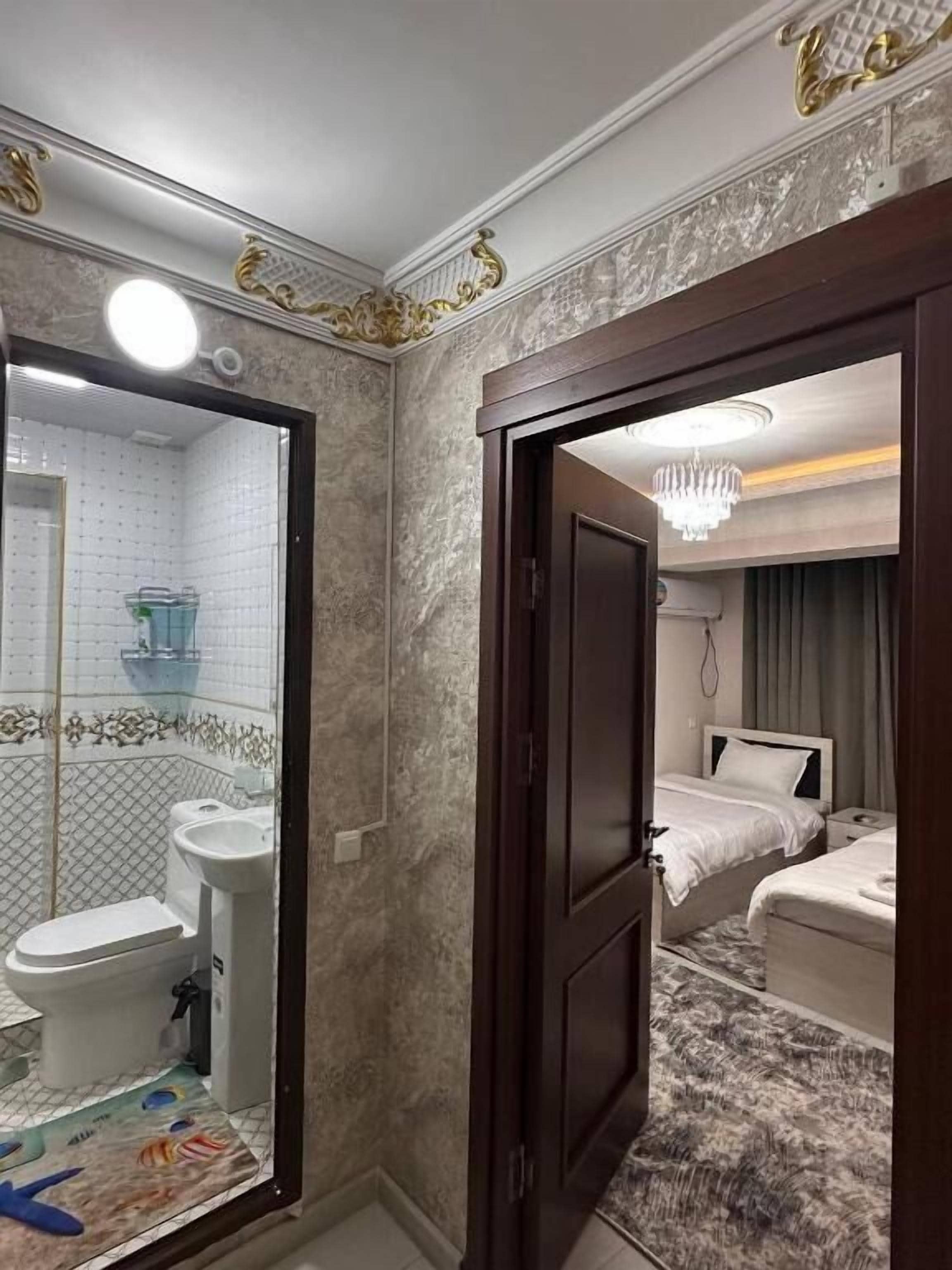 Ein Hotelzimmer mit Bad, einem Bett und einem Chandelier.